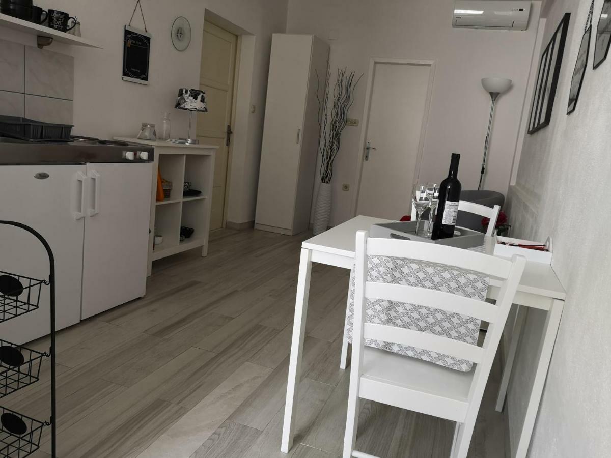 Apartments Villa Dona Makarska Esterno foto